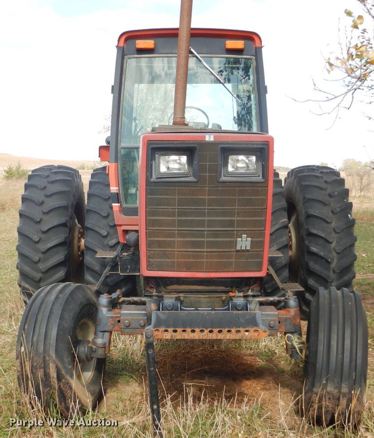 image for item FJ9831 1984 International 5488 tractor