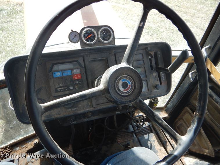 image for item FJ9831 1984 International 5488 tractor