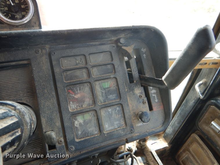 image for item FJ9831 1984 International 5488 tractor