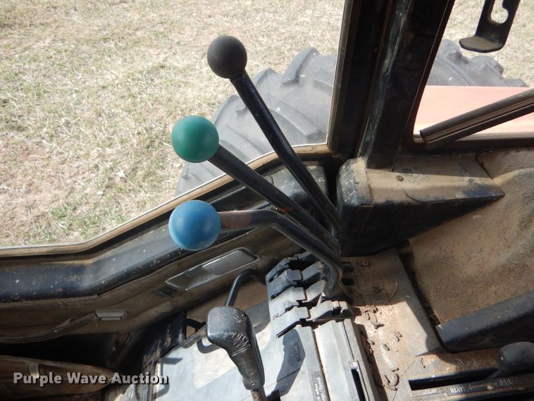 image for item FJ9831 1984 International 5488 tractor