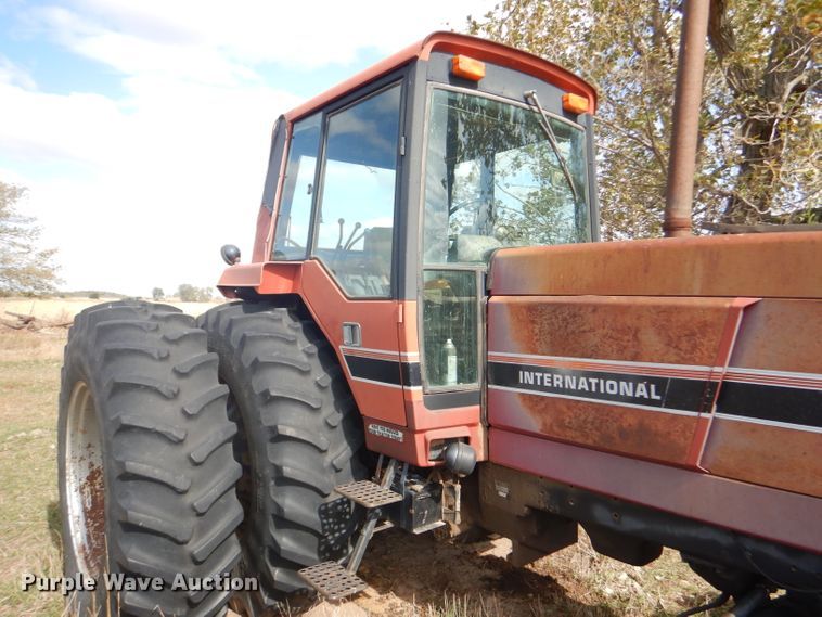 image for item FJ9831 1984 International 5488 tractor