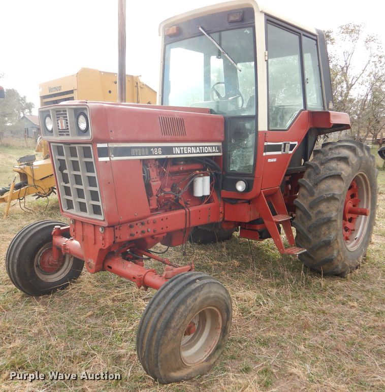 image for item FJ9858 1981 International Hydro 186 tractor