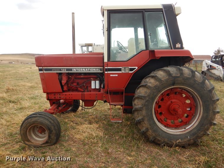 image for item FJ9858 1981 International Hydro 186 tractor