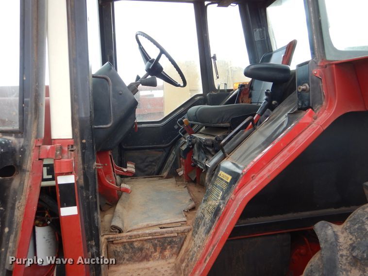image for item FJ9858 1981 International Hydro 186 tractor