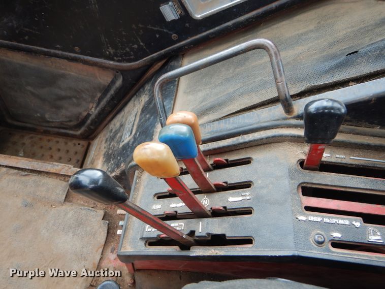 image for item FJ9858 1981 International Hydro 186 tractor