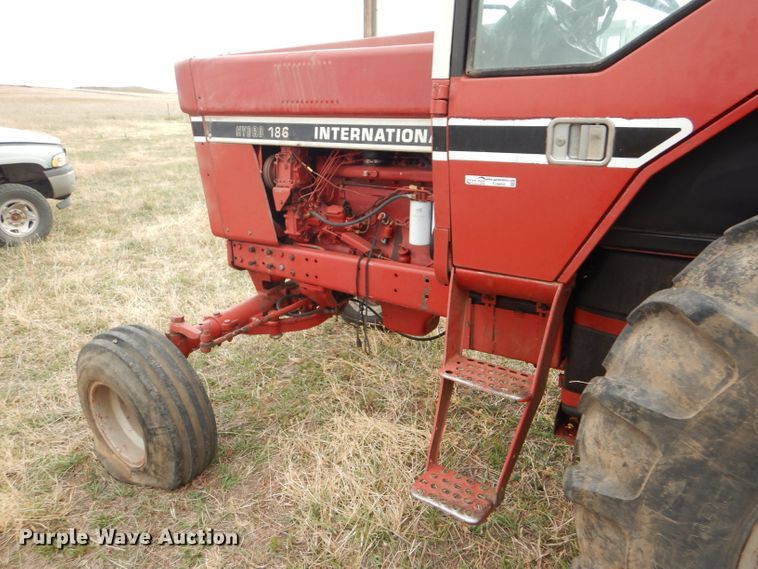 image for item FJ9858 1981 International Hydro 186 tractor