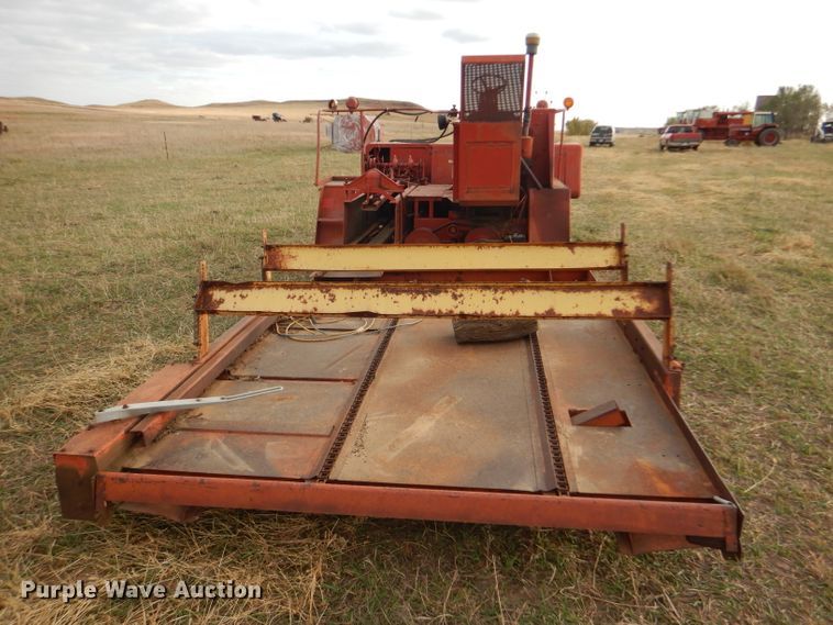 image for item FJ9867 New Holland 1282 Haycruiser square baler