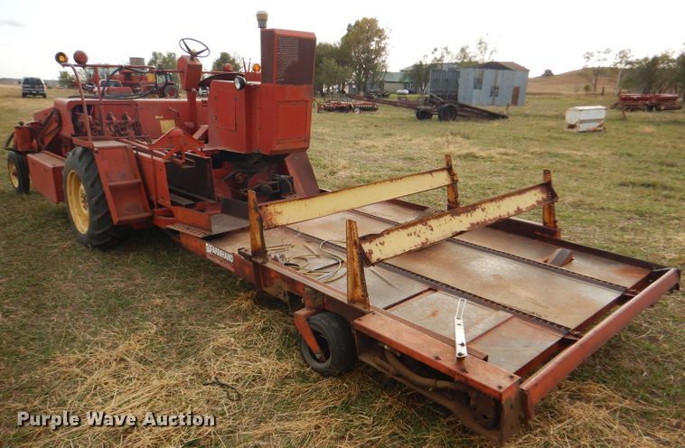 image for item FJ9867 New Holland 1282 Haycruiser square baler