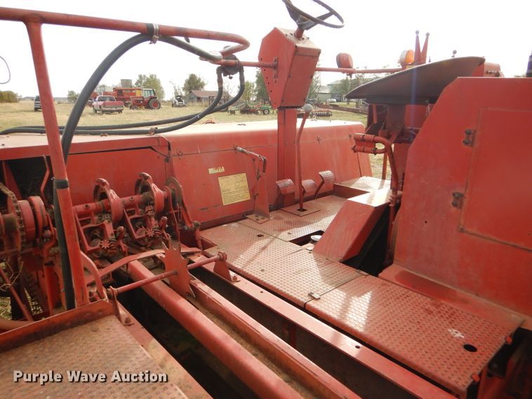 image for item FJ9867 New Holland 1282 Haycruiser square baler