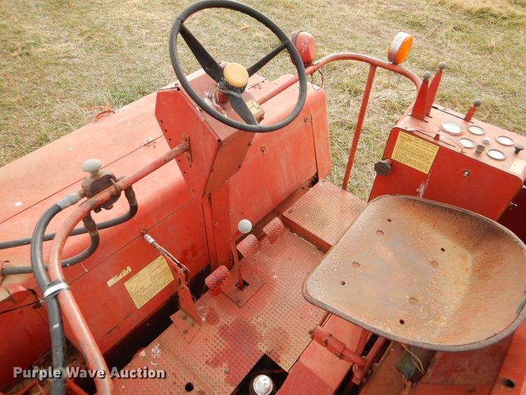 image for item FJ9867 New Holland 1282 Haycruiser square baler