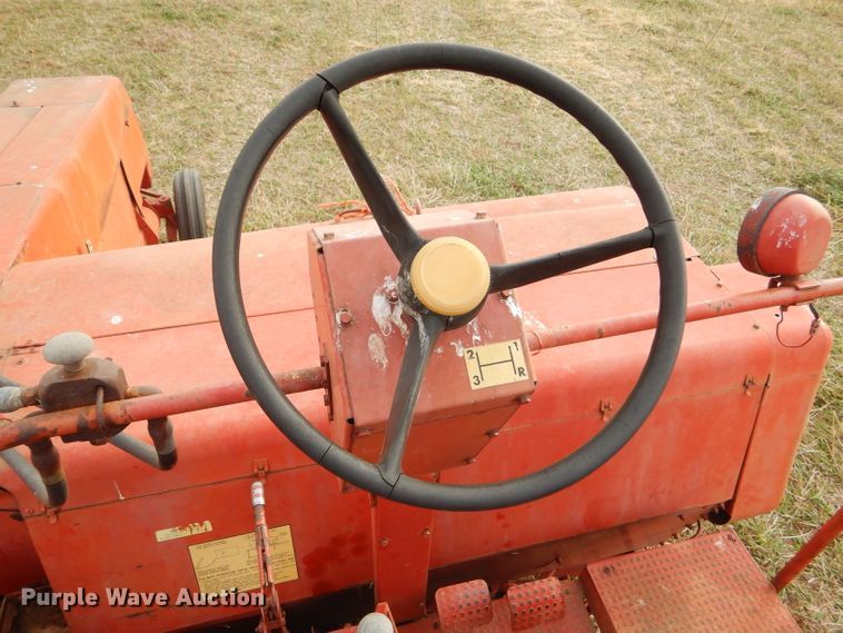 image for item FJ9867 New Holland 1282 Haycruiser square baler