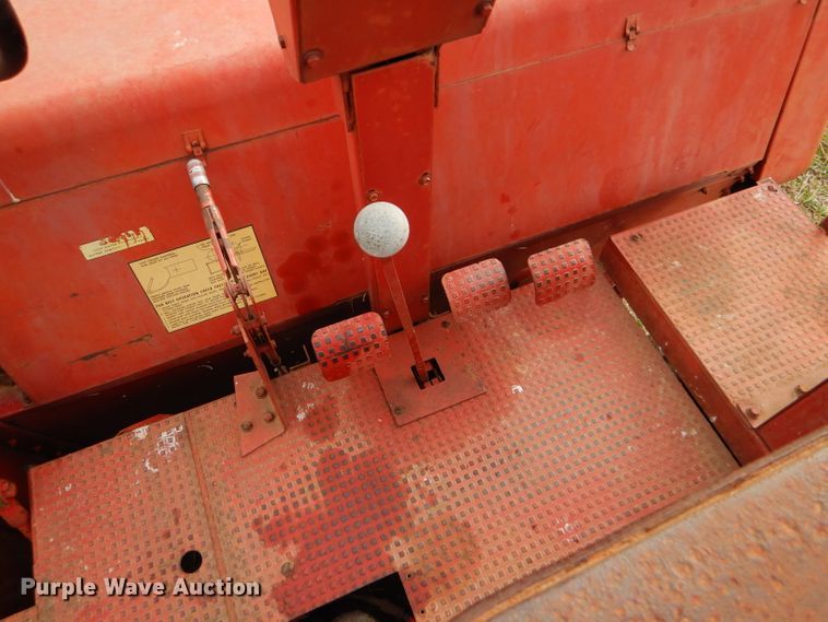 image for item FJ9867 New Holland 1282 Haycruiser square baler