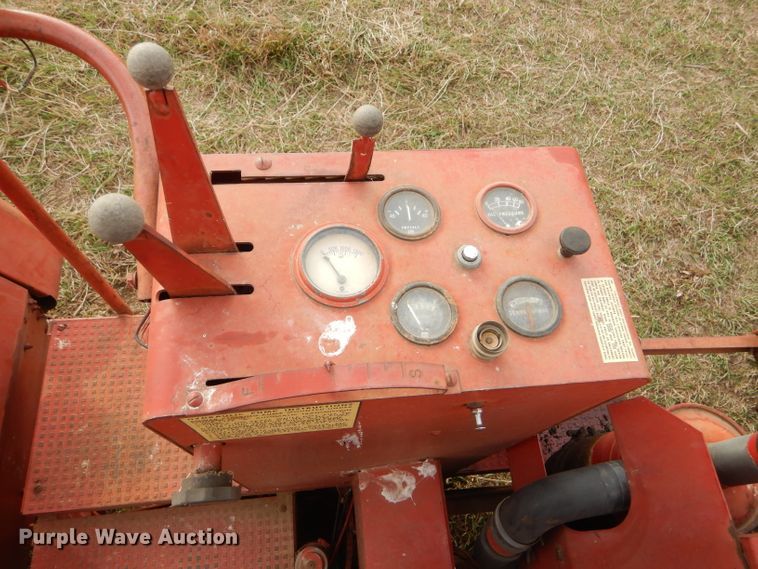 image for item FJ9867 New Holland 1282 Haycruiser square baler