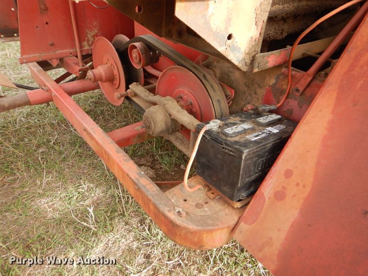 image for item FJ9867 New Holland 1282 Haycruiser square baler