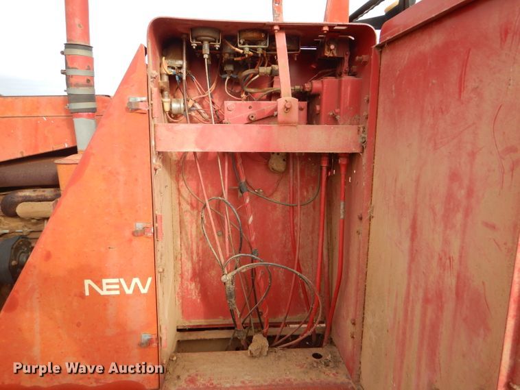 image for item FJ9867 New Holland 1282 Haycruiser square baler