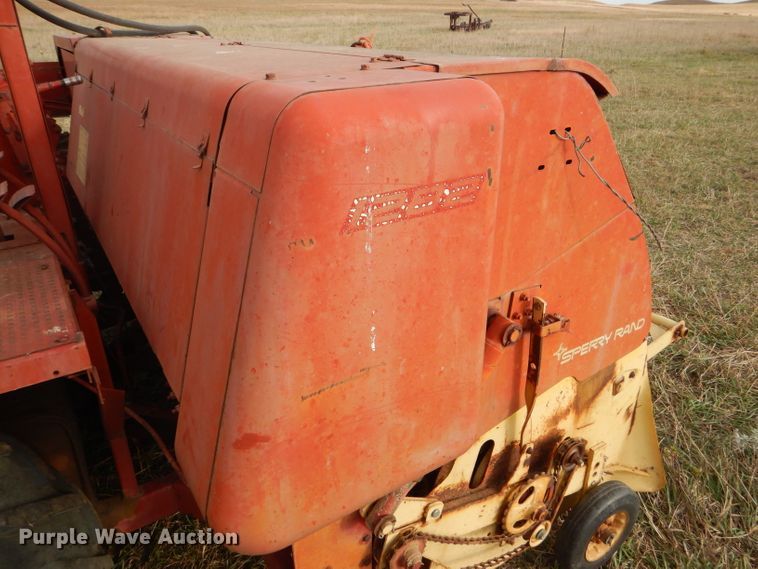 image for item FJ9867 New Holland 1282 Haycruiser square baler