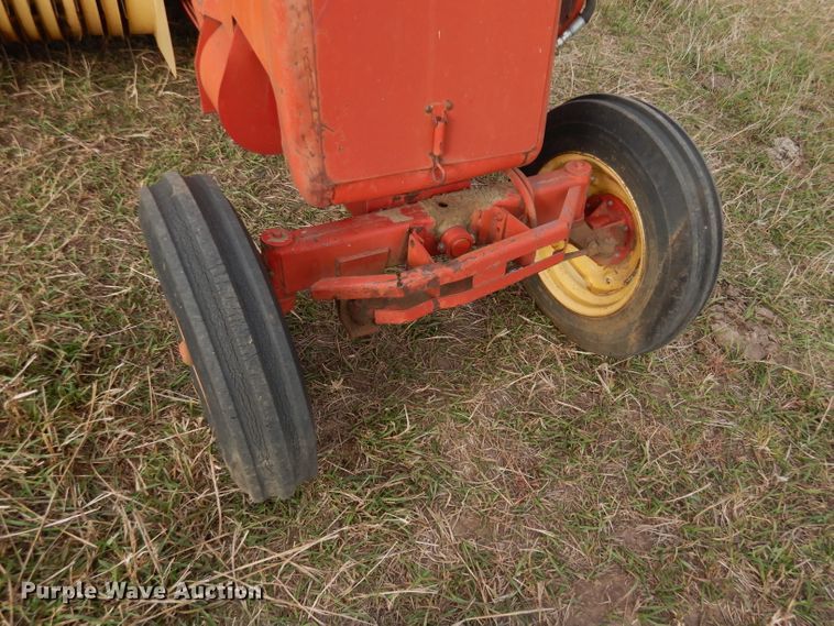 image for item FJ9867 New Holland 1282 Haycruiser square baler