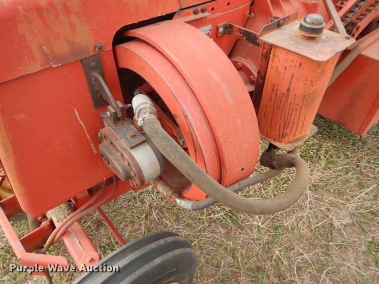 image for item FJ9867 New Holland 1282 Haycruiser square baler