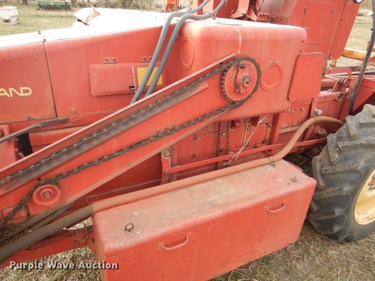 image for item FJ9867 New Holland 1282 Haycruiser square baler