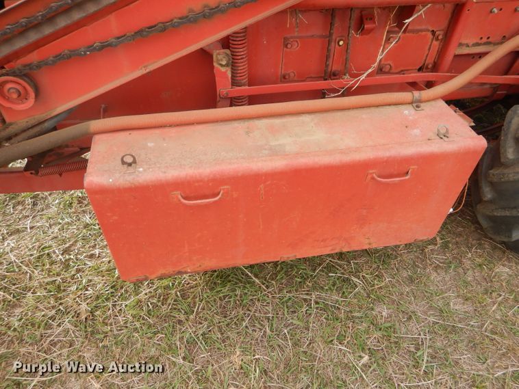 image for item FJ9867 New Holland 1282 Haycruiser square baler