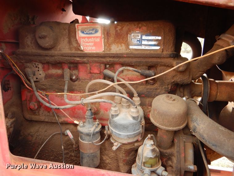 image for item FJ9867 New Holland 1282 Haycruiser square baler