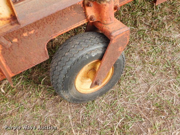 image for item FJ9867 New Holland 1282 Haycruiser square baler