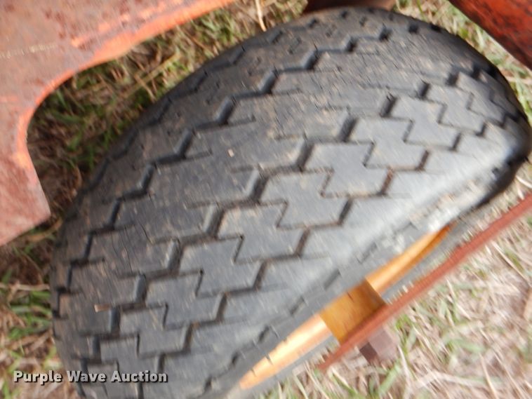 image for item FJ9867 New Holland 1282 Haycruiser square baler