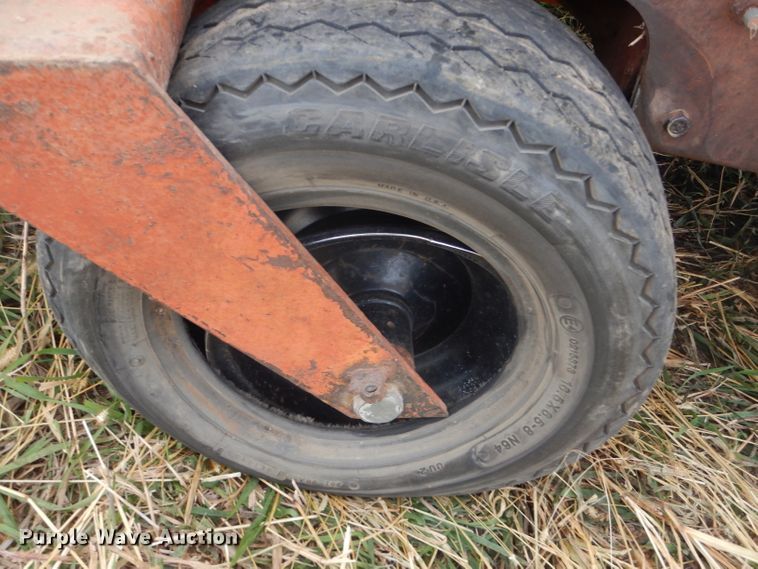 image for item FJ9867 New Holland 1282 Haycruiser square baler