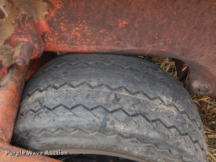 image for item FJ9867 New Holland 1282 Haycruiser square baler