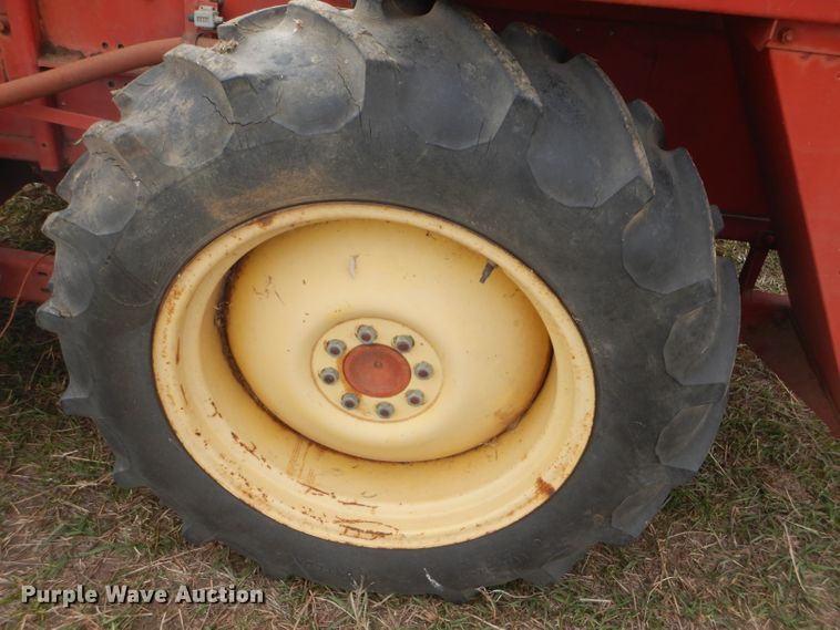 image for item FJ9867 New Holland 1282 Haycruiser square baler