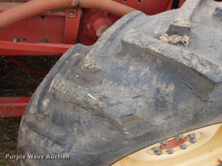 image for item FJ9867 New Holland 1282 Haycruiser square baler