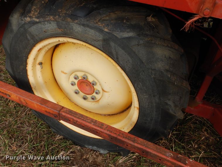 image for item FJ9867 New Holland 1282 Haycruiser square baler