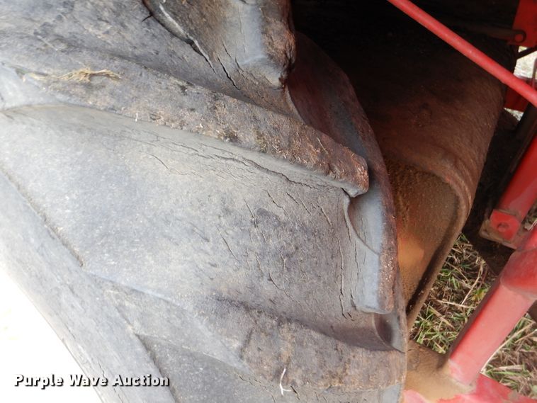 image for item FJ9867 New Holland 1282 Haycruiser square baler