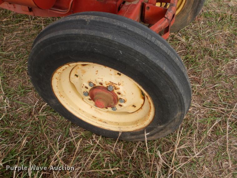 image for item FJ9867 New Holland 1282 Haycruiser square baler