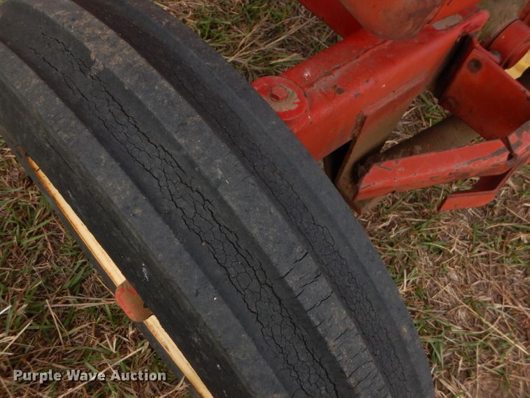 image for item FJ9867 New Holland 1282 Haycruiser square baler