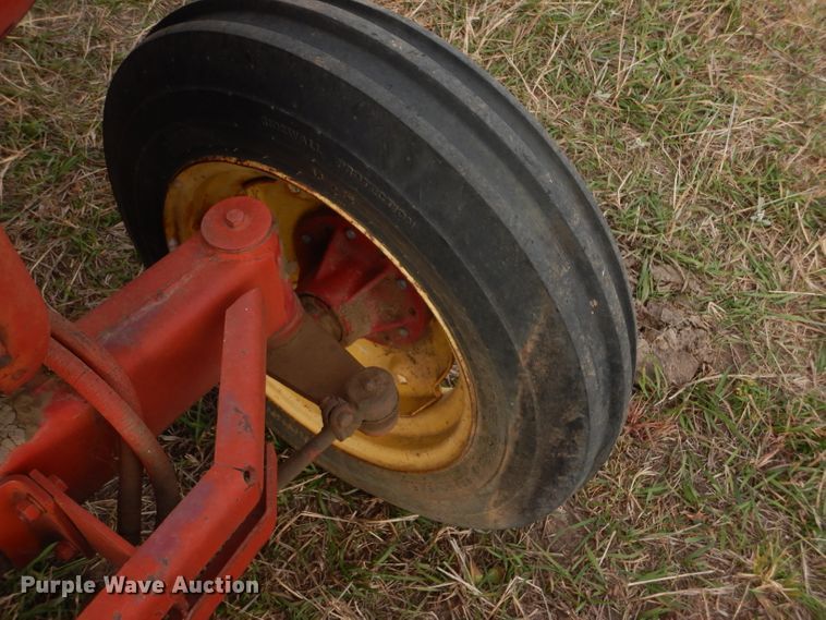 image for item FJ9867 New Holland 1282 Haycruiser square baler