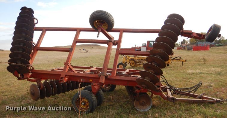 image for item FJ9870 1982 Sunflower 1320-18 tandem off-set disk