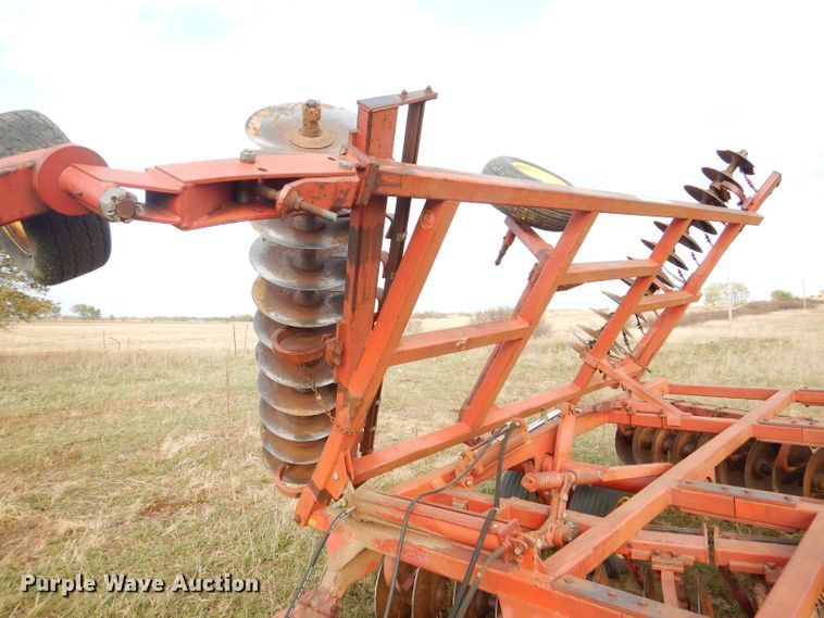 image for item FJ9870 1982 Sunflower 1320-18 tandem off-set disk