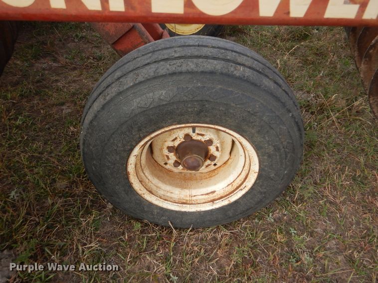 image for item FJ9870 1982 Sunflower 1320-18 tandem off-set disk