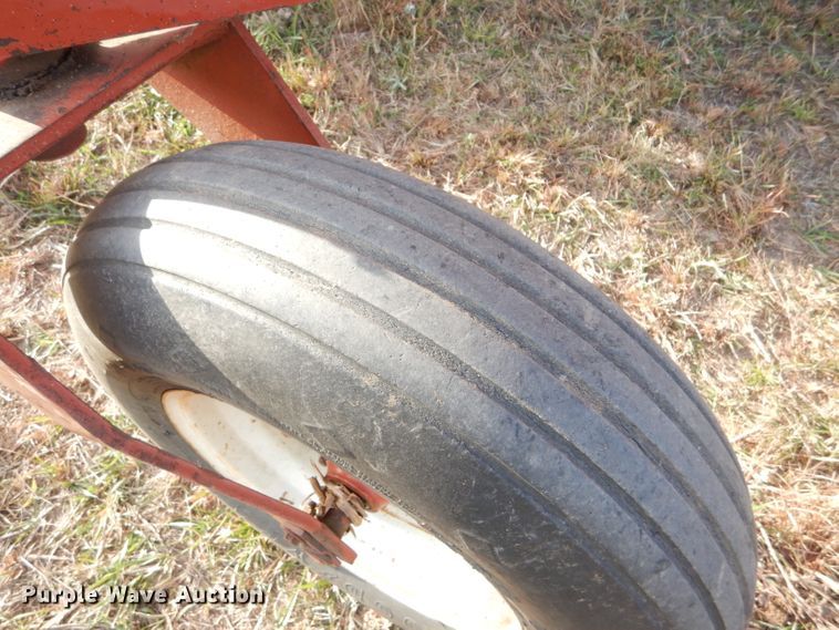 image for item FJ9872 1981 Hesston 6550 windrower