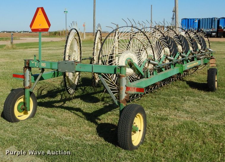 image for item FK9843 John Deere 704 hay rake