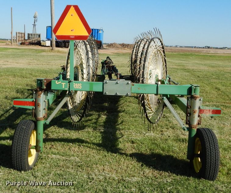 image for item FK9843 John Deere 704 hay rake