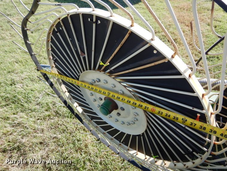 image for item FK9843 John Deere 704 hay rake