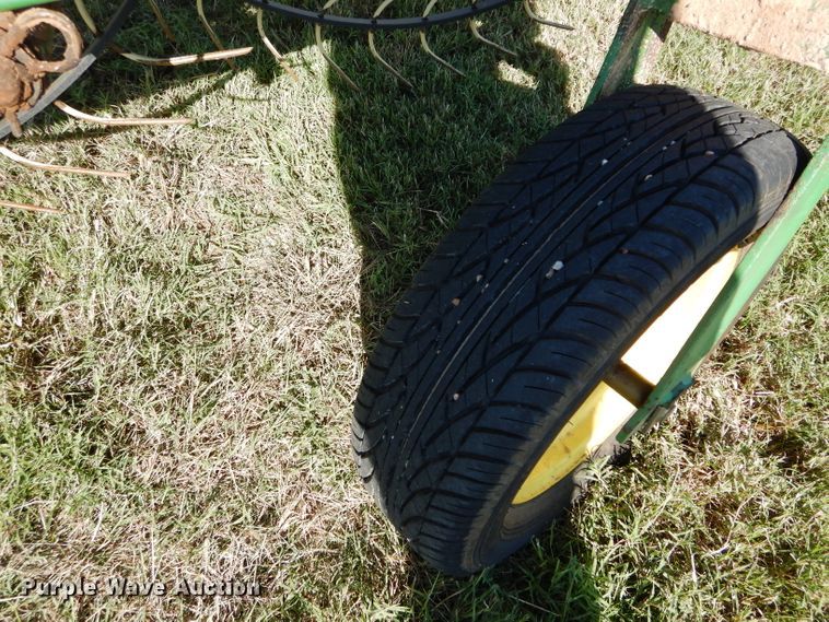 image for item FK9843 John Deere 704 hay rake