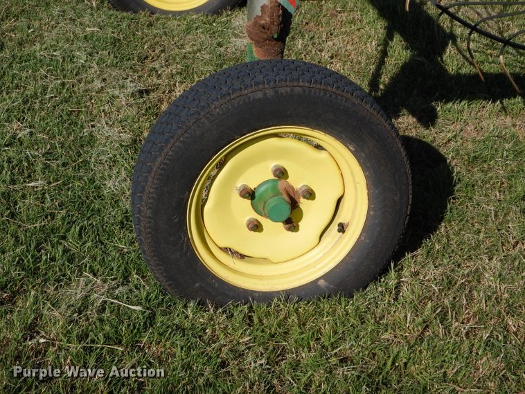 image for item FK9843 John Deere 704 hay rake