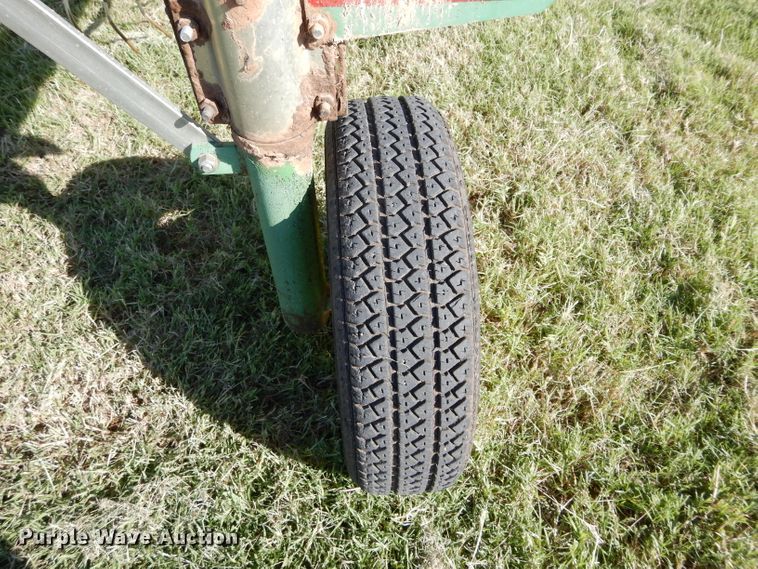 image for item FK9843 John Deere 704 hay rake