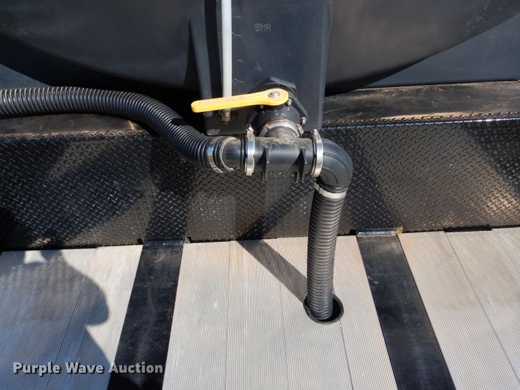 image for item FK9849 2018 Road Runner 6500 nurse tank trailer