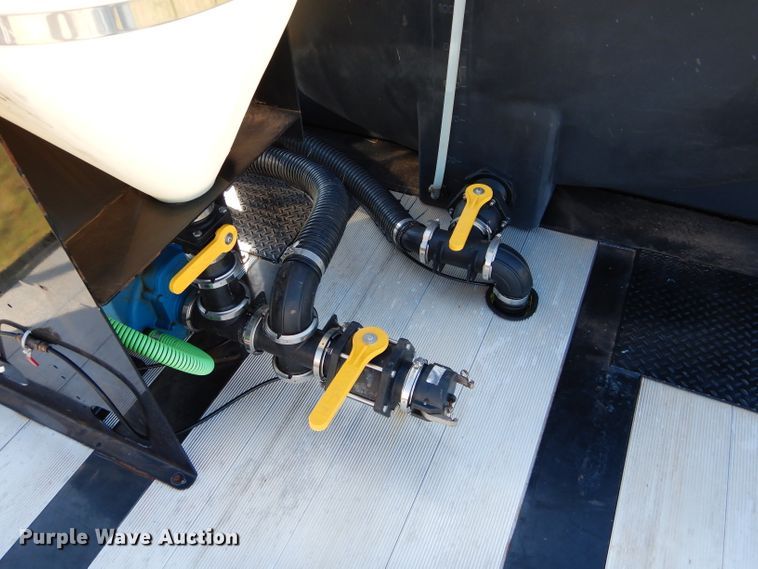 image for item FK9849 2018 Road Runner 6500 nurse tank trailer