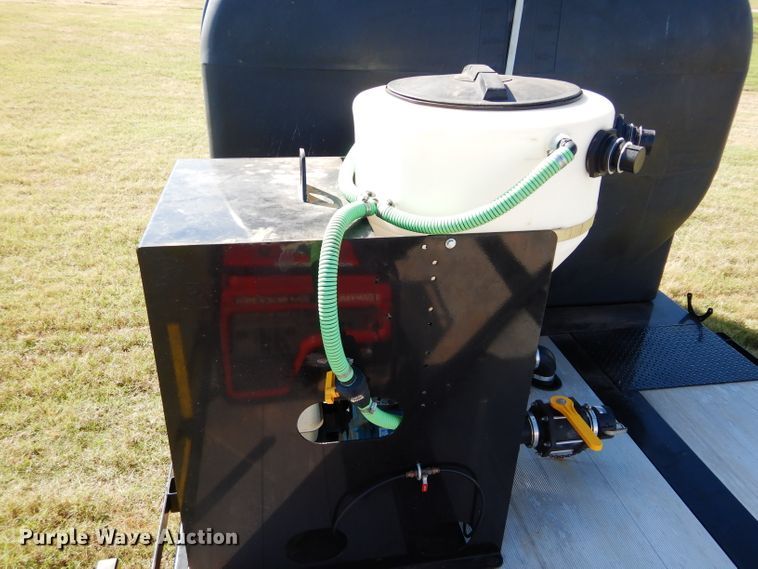 image for item FK9849 2018 Road Runner 6500 nurse tank trailer