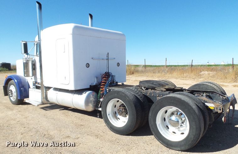 image for item GC9048 2000 Peterbilt 377 semi truck